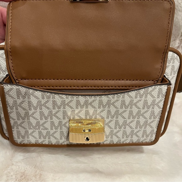 Micheal Kors Signature Bradshaw Medium Pocket Camera Crossbody Studded - Picture 4 of 10